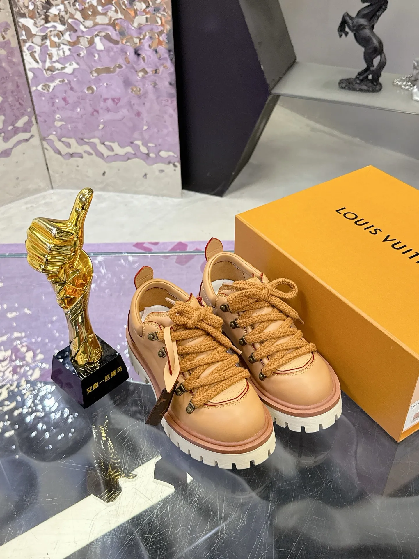 Factory price: 700💰 LV | Louis Vuitton 🧡💚2025 autumn and winter new style, top version ⚠️ The counter features the latest LV REMIX lace-up mountaineering derby shoes, new hard goods 🆕 ❥BS purchasing level! Full of high-end feel! A popular model among bloggers at home and abroad, it’s retro and fashionable, and looks stunning on your feet! Mainly recommended model on the official website★ ▪️Upper: top-quality first-layer cowhide ▪️Inner lining: imported sheepskin ▪️Outsole: original molded T men's shoes 💰U anti-slip outsole ▪️Sole height: 3.5cm ▪️Shoe size: Female 35-41 (41 customized, non-refundable) Male 39-45 (46 customized, non-refundable)